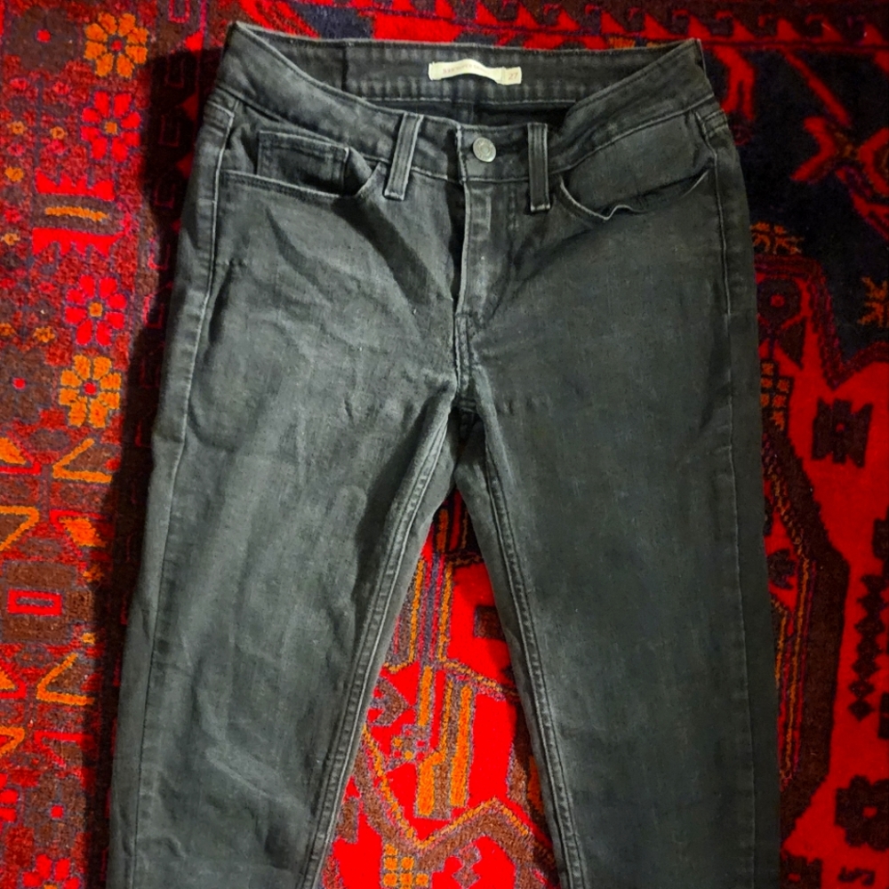 LEVI SIZE 27  skinny jean